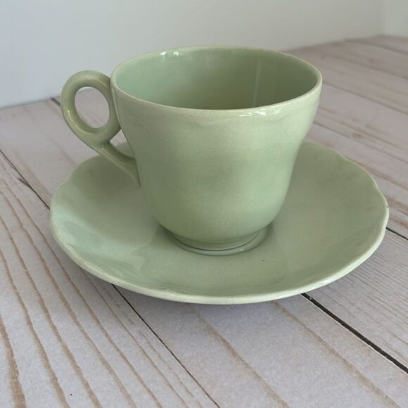 1950s Grindley Almond (Green) Petalware teacup and saucer. - Picture 2 of 6